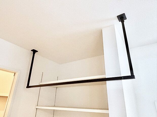 【その他設備(室内物干し)】室内物干しポール。梅雨や花粉の時期に大活躍します。