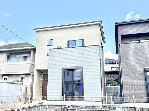 【現地外観写真】暮らしやすさと居心地の良さにこだわったシンプルで飽きのこないデザイン !