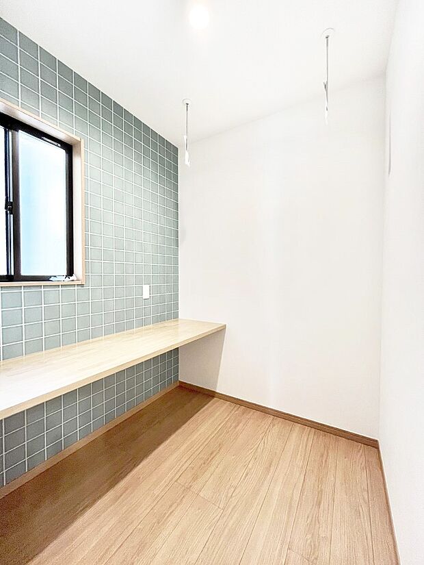 【その他設備(家事室)】広々とした家事室はリネン庫としても活用できます!