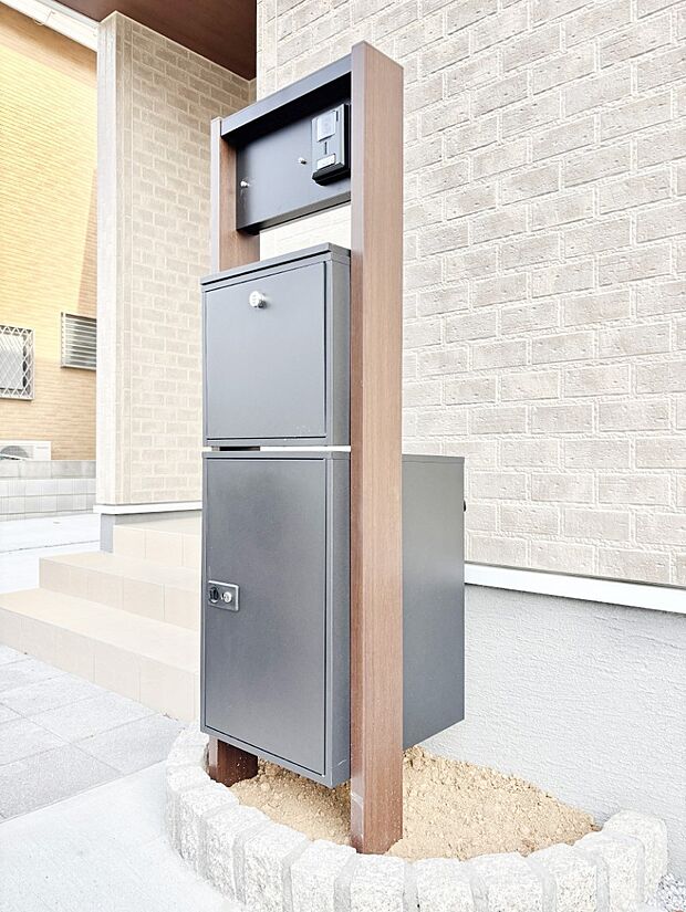 【その他現地】表札・インターホン・ポスト・宅配ＢＯＸが一体型となったシンプルデザインの門柱