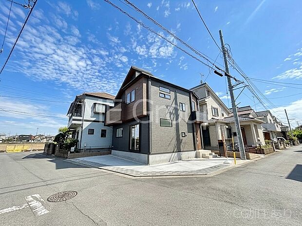 【前面道路含む現地写真】角地なので日当たりも良く、お家が堂々として見えます。