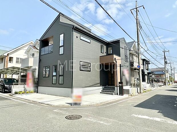 【前面道路含む現地写真】角地なので日当たりも良く、お家が堂々として見えます。