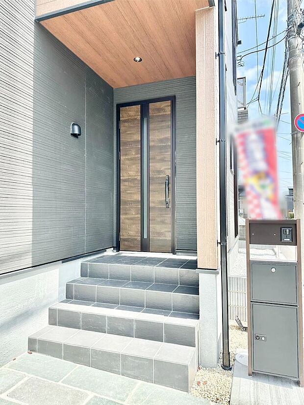 【玄関】玄関前は雨が降っても濡れにくい屋根付き