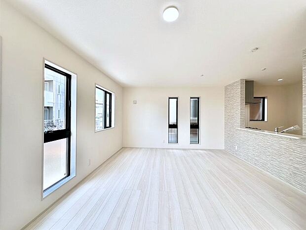 【ダイニング】日当たりの良いリビング。お気に入りのグリーンを飾れば更に心地よさがアップ!