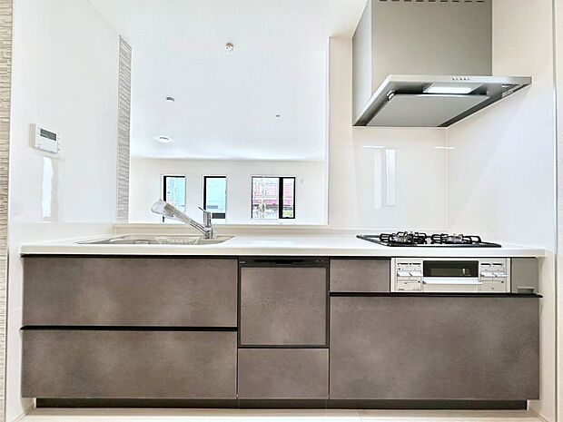 【キッチン】食洗機・浄水器・3ツ口コンロなどデザイン性も機能性も兼ね備えたシステムキッチン!