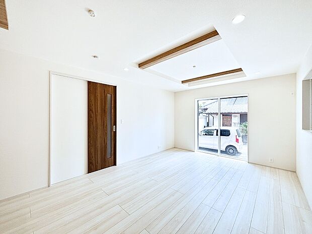 【ダイニング】日当たりの良いリビング。お気に入りのグリーンを飾れば更に心地よさがアップ!