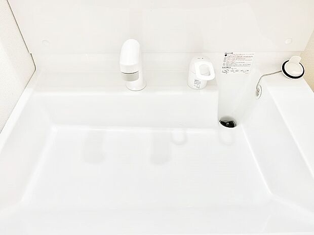 【その他設備(シャワー水栓洗面化粧台)】ハンドシャワー付き！使いやすい洗面台。