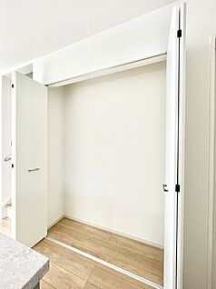 その他設備(キッチン横収納)