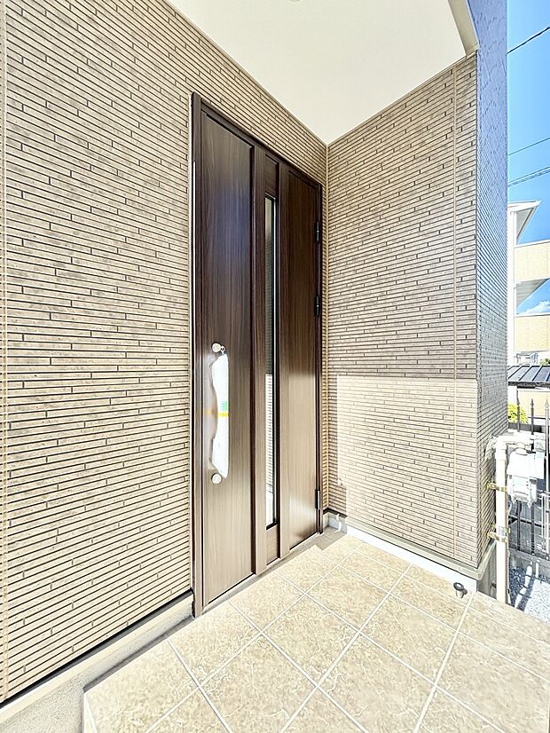 【玄関】大切な家族、来客を出迎える玄関。玄関前は屋根付きで雨が降っていても濡れにくいです。