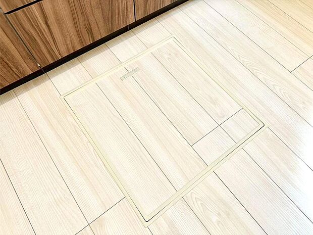 【その他設備(床下収納)】床下収納付き!日用品・非常用品の収納にも大活躍。
