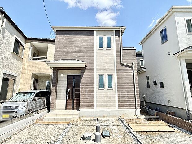 【現地外観写真】洗練された外観、上質な住空間が広がる室内は永く安心して過ごせる住居です。 