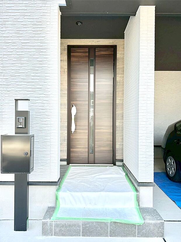 【玄関】大切な家族、来客を出迎える玄関。