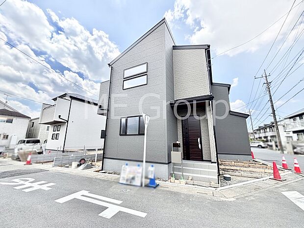 【現地外観写真】暮らしやすさと居心地の良さにこだわったシンプルで飽きのこないデザイン ！
