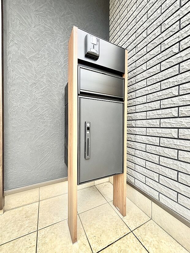 【その他現地】表札・インターホン・ポスト・宅配BOXをひとつに集約。エントランスになじむシンプルデザイン。