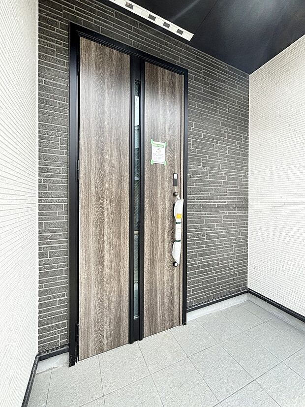 【玄関】大切な家族、来客を出迎える玄関。
