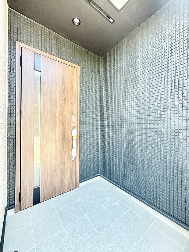 【玄関】大切な家族、来客を出迎える玄関。