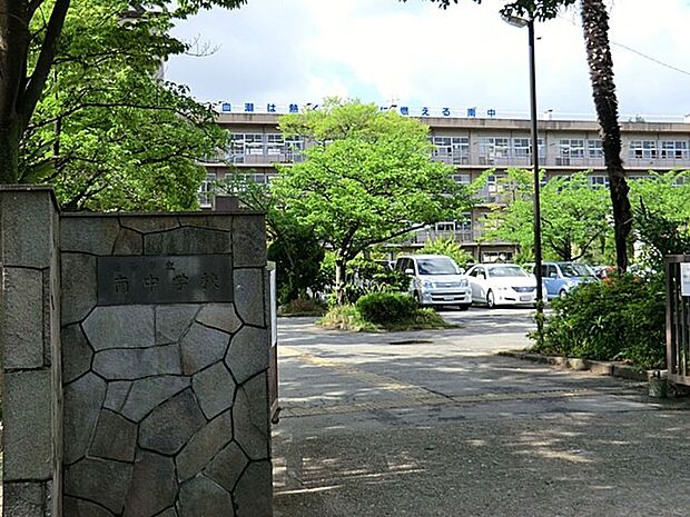 越谷市立南中学校（約2,500m）
