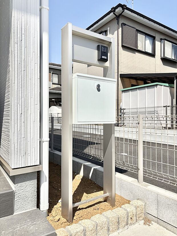 【その他現地】表札・インターホン・ポストをひとつに集約。エントランスになじむシンプルデザイン。