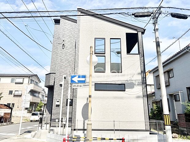 【現地外観写真】洗練された外観、上質な住空間が広がる室内は永く安心して過ごせる住居です。 