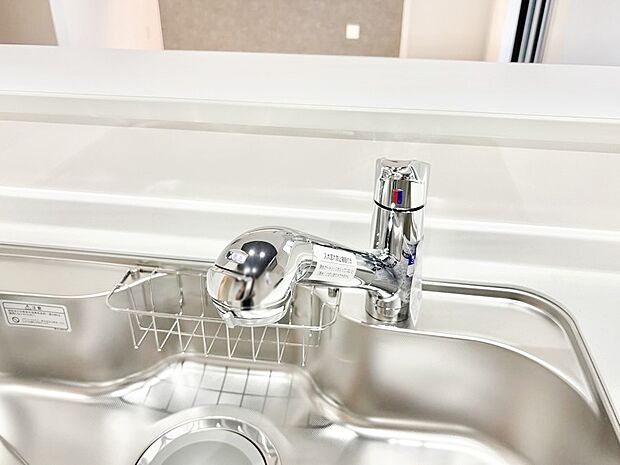 【その他設備(浄水器)】いつでも清潔なおいしいお水を。一つの水栓で水道水と浄水を使い分け。