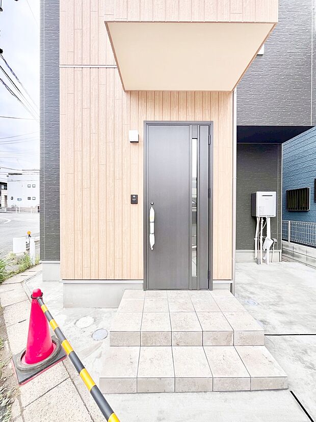 【玄関】玄関前は雨が降っても濡れにくい屋根付き