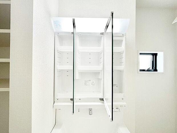 【その他設備(三面鏡裏収納)】三面鏡の裏に、化粧品や衛生用品などを収納可能。洗面台をすっきりと保ちます！