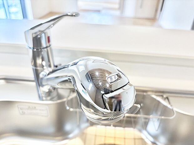 【その他設備(浄水器)】いつでも清潔なおいしいお水を。一つの水栓で水道水と浄水を使い分け。