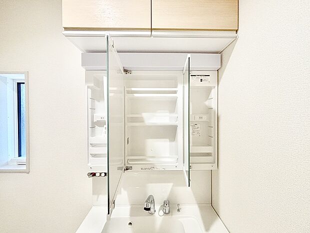 【その他設備(三面鏡裏収納)】三面鏡の裏に、化粧品や衛生用品などを収納可能。洗面台をすっきりと保ちます!