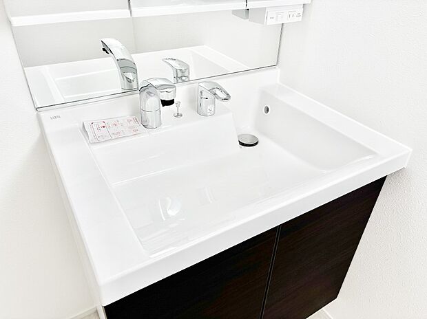 【その他設備(ハンドシャワー水栓)】ハンドシャワー付き!使いやすい洗面台。