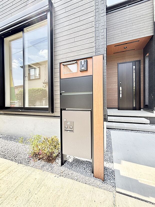 【その他現地】表札・インターホン・ポスト・宅配ＢＯＸをひとつに集約。エントランスになじむシンプルデザイン。
