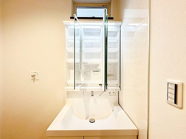 【その他設備(三面鏡裏収納)】三面鏡の裏に、化粧品や衛生用品などを収納可能。洗面台をすっきりと保ちます!