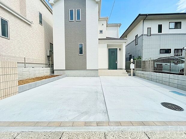 【駐車場】2台(車種による)駐車可!ご家族みんなの自転車も置ける広々カースペース。