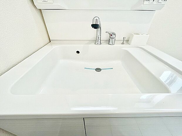【その他設備(シャワー付き洗面台)】ハンドシャワー付き!使いやすい洗面台。