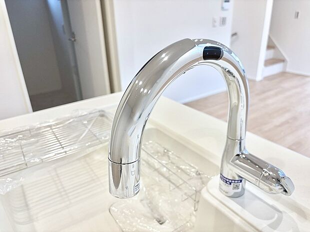 【その他設備(タッチレス水栓)】センサーに手をかざすだけで吐水／止水ができるタッチレス水栓。浄水器付き。