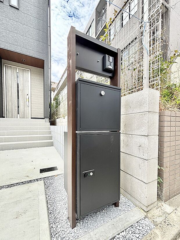 【その他現地】表札・インターホン・ポスト・宅配BOXをひとつに集約。エントランスになじむシンプルデザイン。