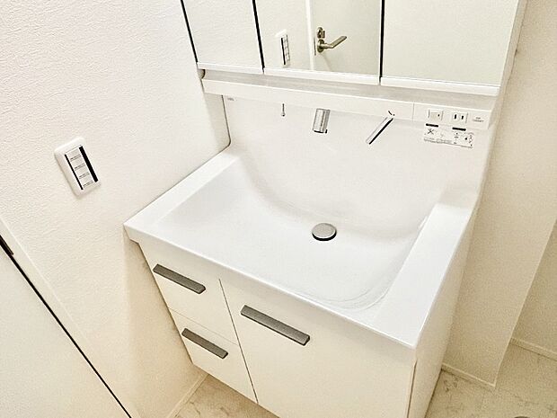 【その他設備(シャワー水栓)】ハンドシャワー付き！使いやすい洗面台。