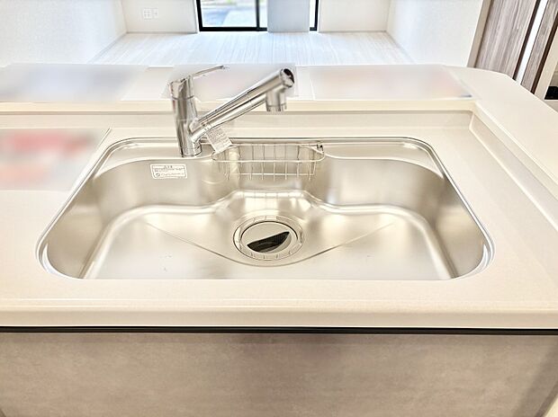 【その他設備(シンク)】広々としたシンクでお料理やお皿洗いもラクラク快適に！