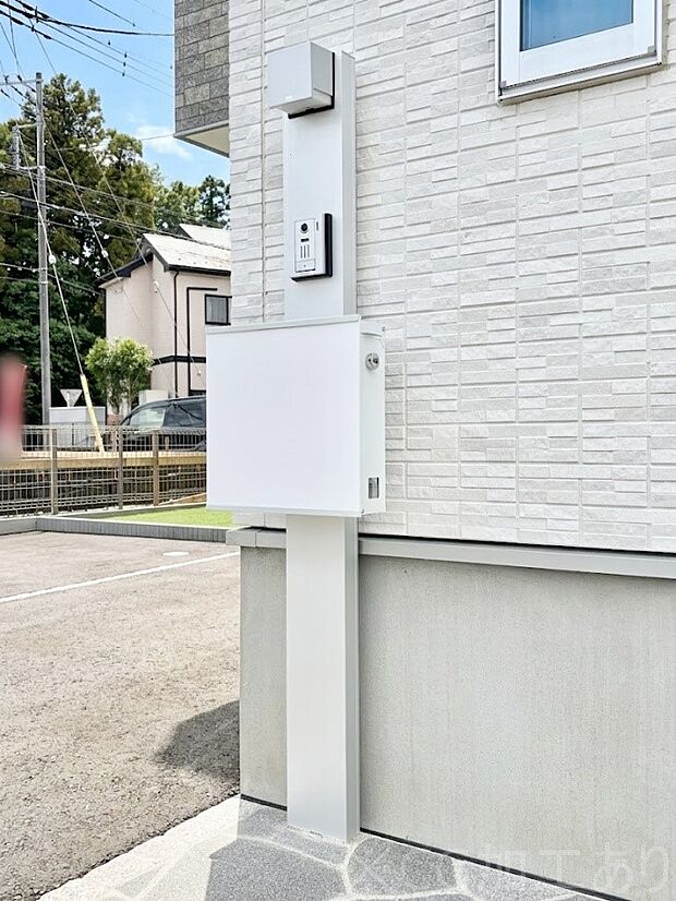 【その他現地】表札・インターホン・ポストをひとつに集約。エントランスになじむシンプルデザイン。