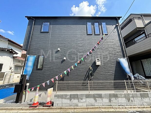 【現地外観写真】上質感あふれる外観デザイン。魅力の住まいを実現。