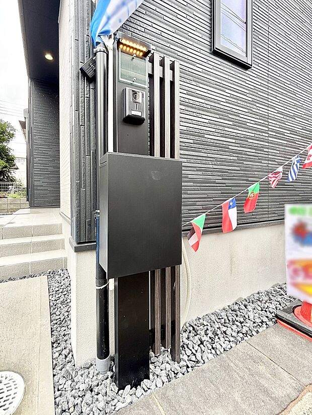 【その他現地】表札・インターホン・ポストをひとつに集約。エントランスになじむシンプルデザイン。
