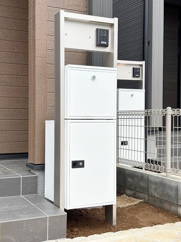 【その他現地】表札・インターホン・ポスト・宅配ＢＯＸをひとつに集約。エントランスになじむシンプルデザイン。