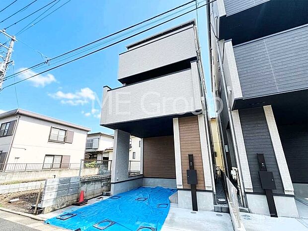 【現地外観写真】開放感溢れる2階広々リビングで家族団らんが楽しめるマイホーム！  