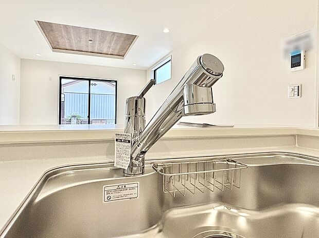 【その他設備(蛇口一体型浄水器)】浄水器一体型のキッチンで洗い物用・料理用と切り替え簡単！