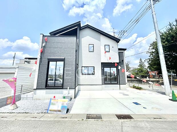 【現地外観写真】洗練された外観、上質な住空間が広がる室内は永く安心して過ごせる住居です。 