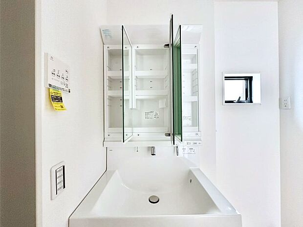 【その他設備(三面鏡裏収納)】三面鏡の裏に、化粧品や衛生用品などを収納可能。洗面台をすっきりと保ちます！
