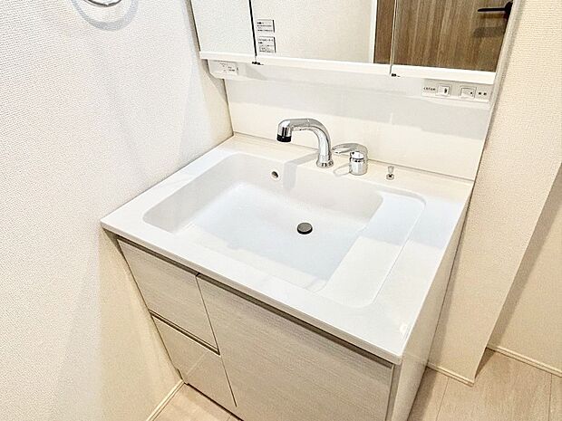 【その他設備(シャワー付き洗面台)】ハンドシャワー付き！使いやすい洗面台。