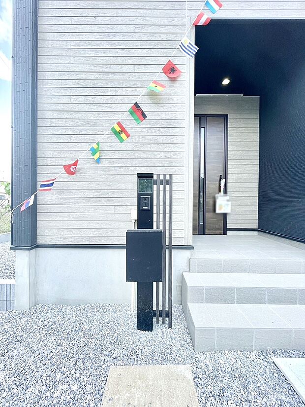 【その他現地】シンプルデザインのポスト。