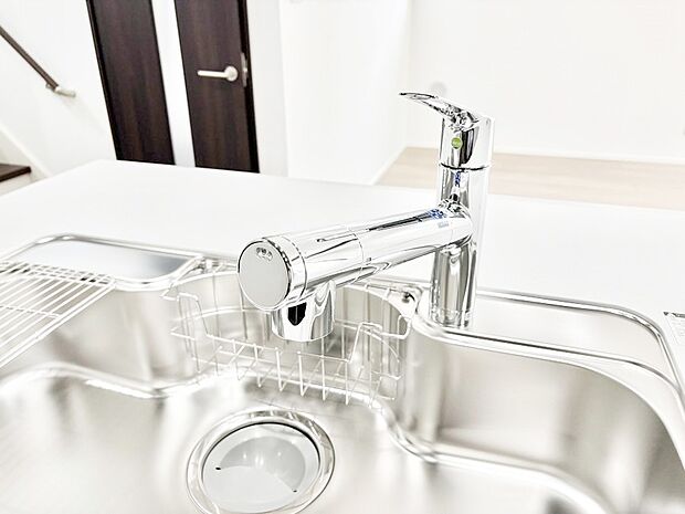 【その他設備(蛇口一体型浄水器)】いつでも清潔なおいしいお水を。一つの水栓で水道水と浄水を使い分け。