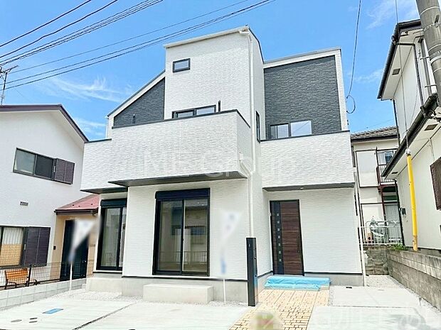 【現地外観写真】洗練された外観、上質な住空間が広がる室内は永く安心して過ごせる住居です。 