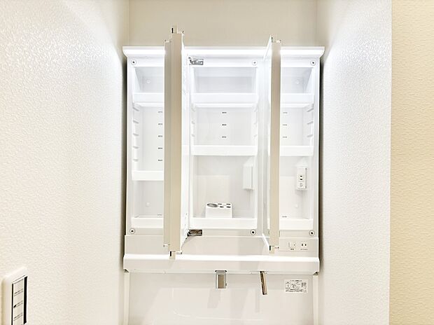 【その他設備(三面鏡裏収納)】三面鏡の裏に、化粧品や衛生用品などを収納可能。洗面台をすっきりと保ちます！